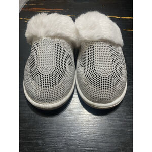 Size 8-9 (large) Women’s True Religion Fuzzy Slippers Silver/white BLING!